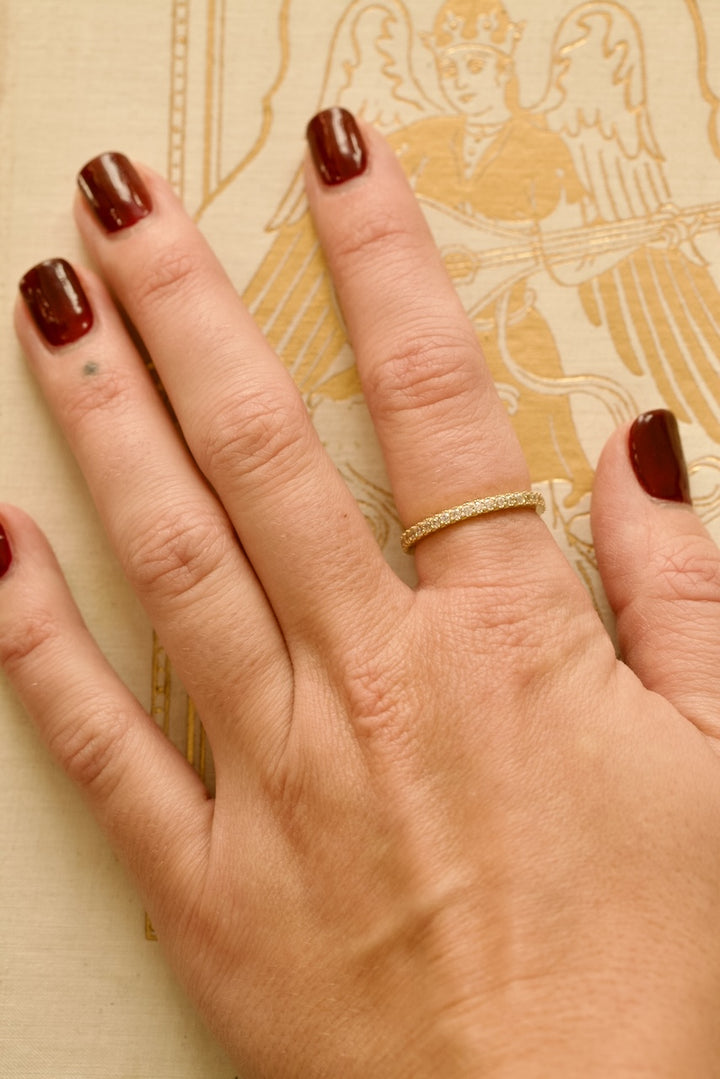 CLASSIC BAND WITH ZIRCONS IN GOLD