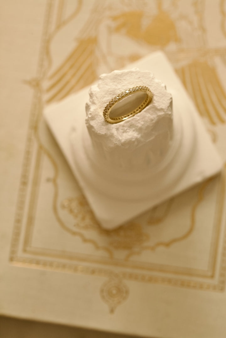 CLASSIC BAND WITH ZIRCONS IN GOLD