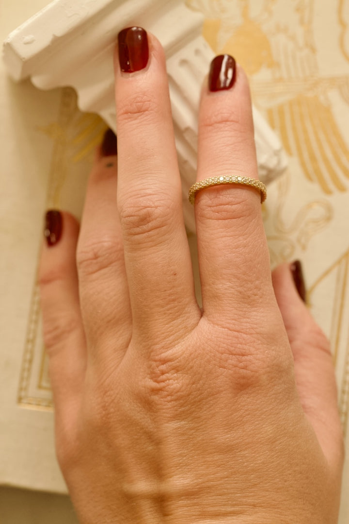 CLASSIC BAND WITH ZIRCONS IN GOLD