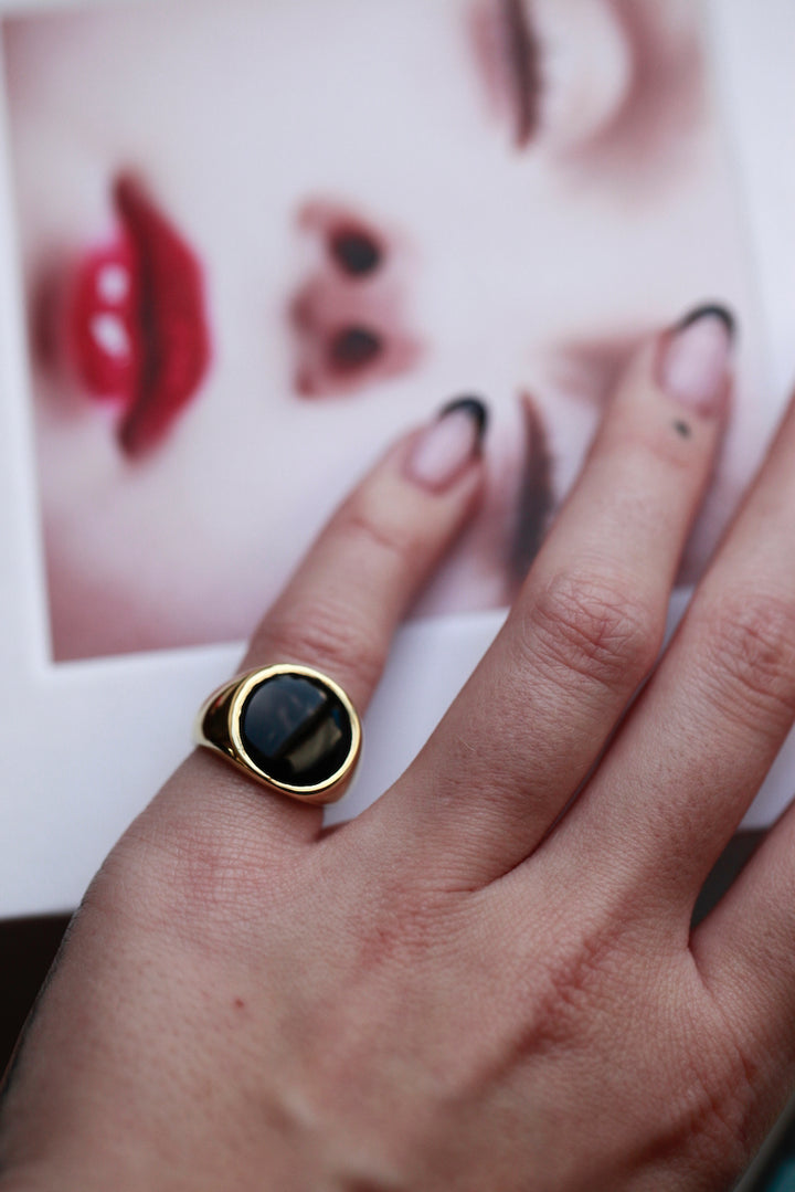 ELISABET SIGNET RING - IN 14K GOLD