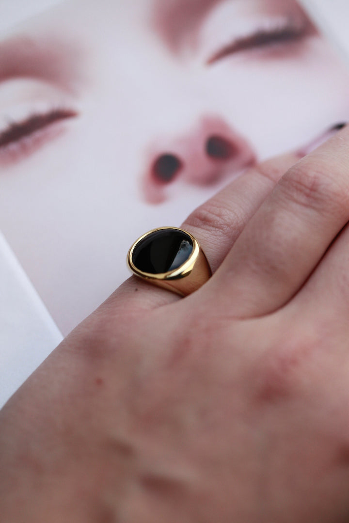 ELISABET SIGNET RING - IN 14K GOLD