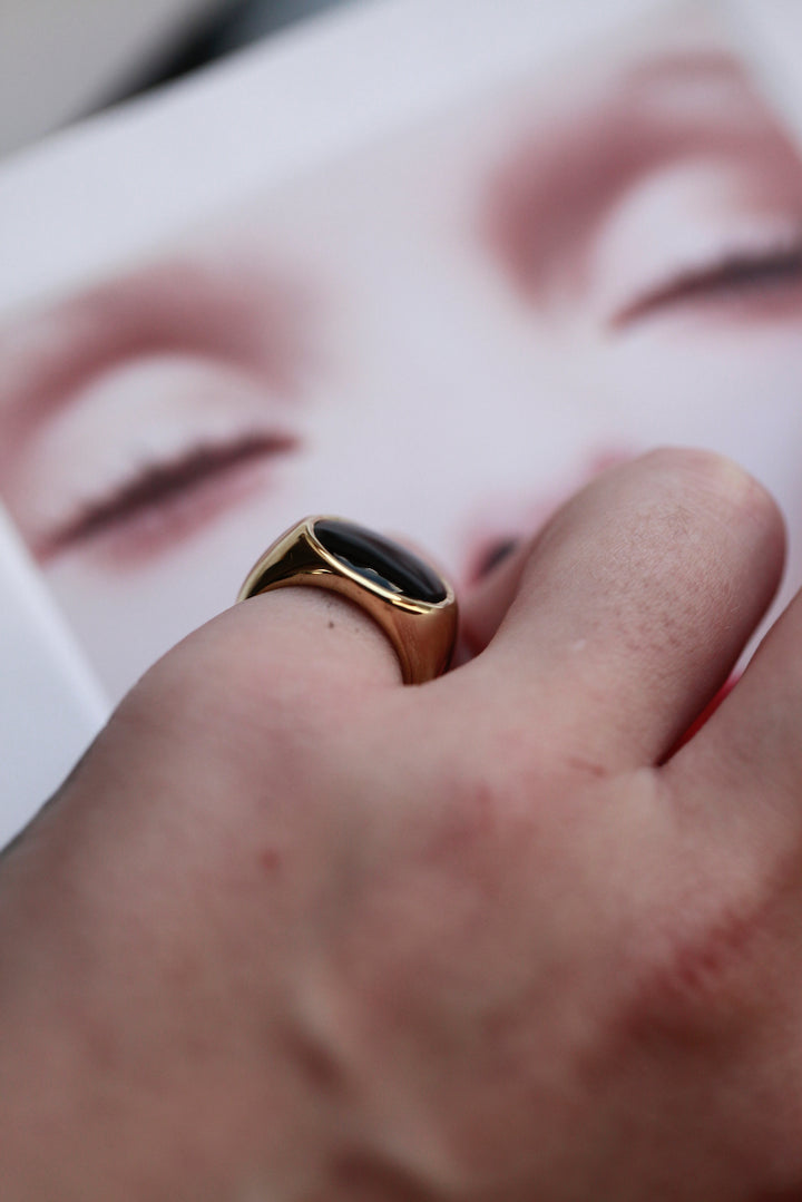 ELISABET SIGNET RING - IN 14K GOLD