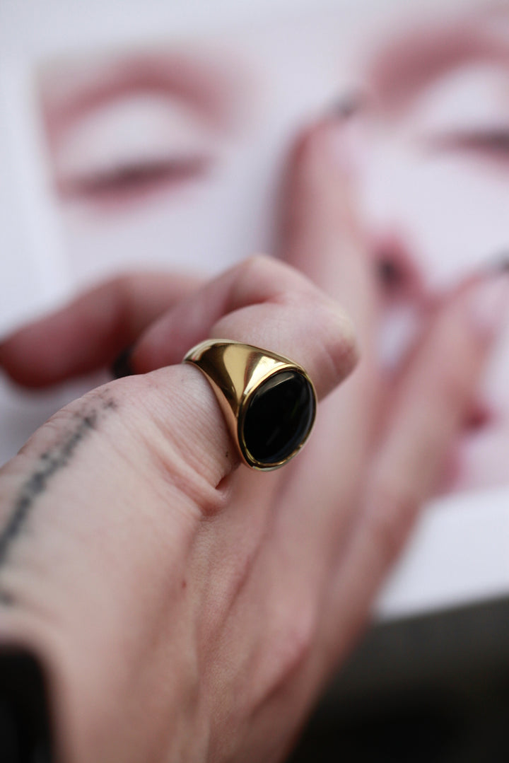 ELISABET SIGNET RING - IN 14K GOLD