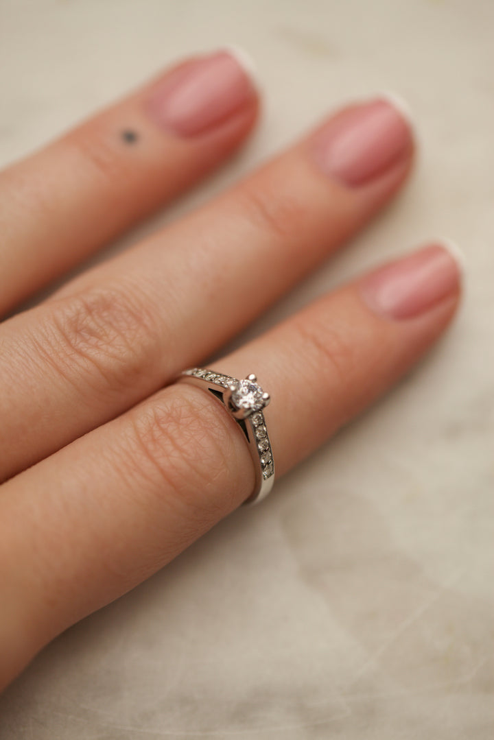 "ROMANCE" ENGAGEMENT RING - 0,25 CARAT DIAMOND