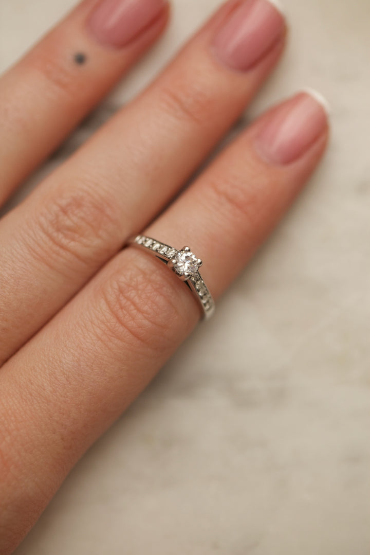 "ROMANCE" ENGAGEMENT RING - 0,25 CARAT DIAMOND