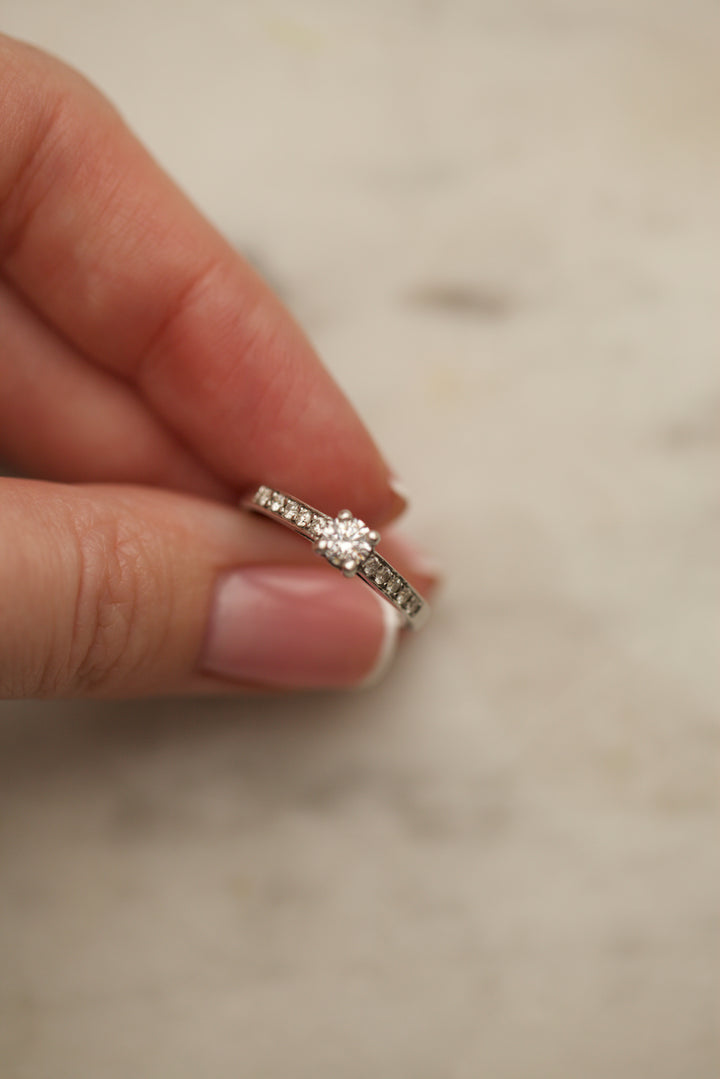 "ROMANCE" ENGAGEMENT RING - 0,25 CARAT DIAMOND