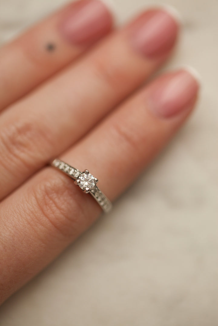 "ROMANCE" ENGAGEMENT RING - 0,25 CARAT DIAMOND