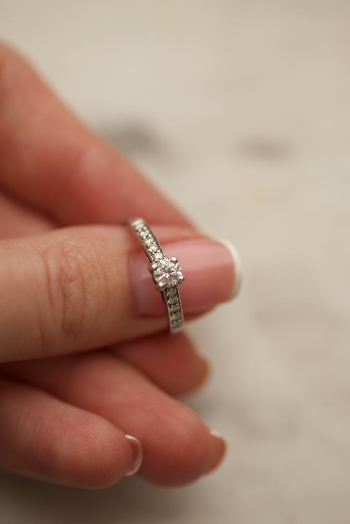 "ROMANCE" ENGAGEMENT RING - 0,25 CARAT DIAMOND