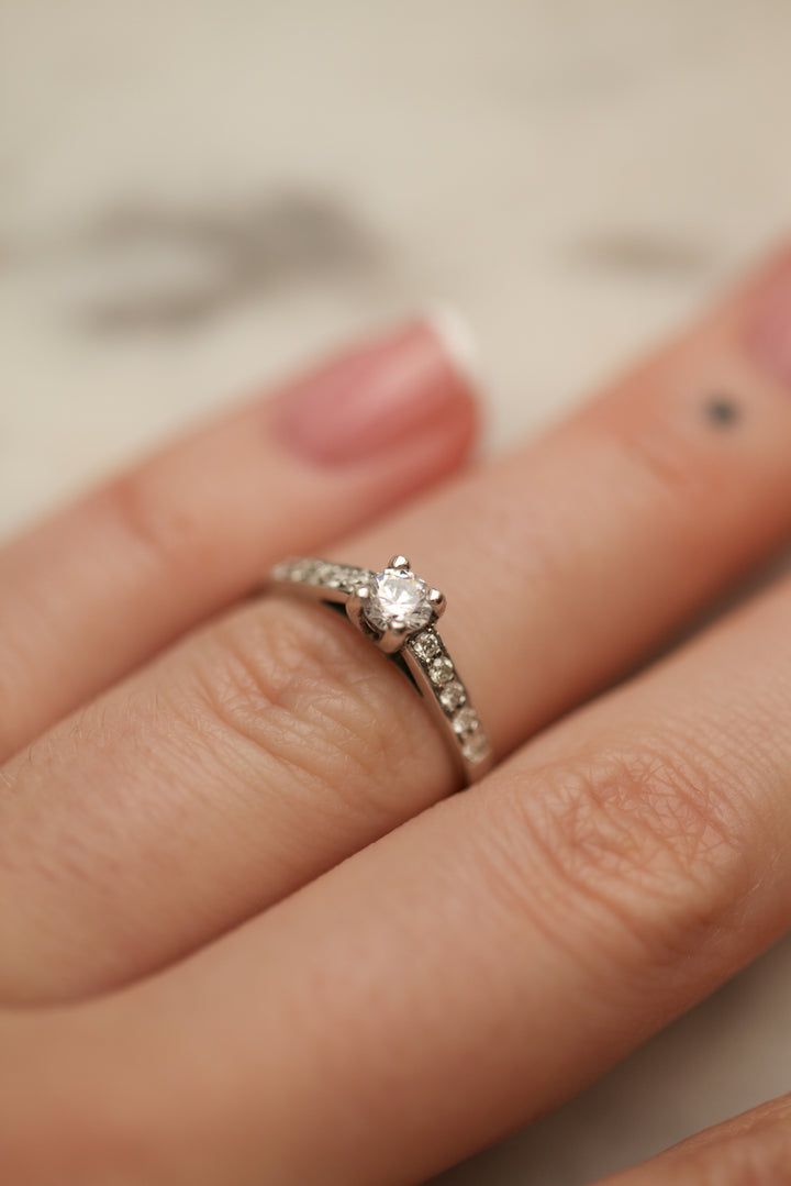 "ROMANCE" ENGAGEMENT RING - 0,25 CARAT DIAMOND