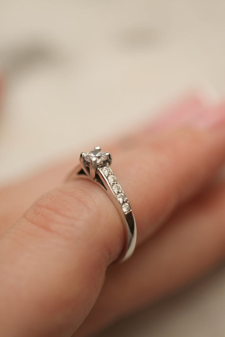 "ROMANCE" ENGAGEMENT RING - 0,25 CARAT DIAMOND
