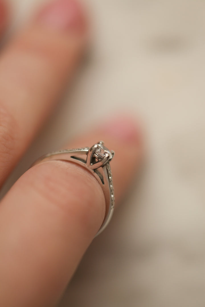 "ROMANCE" ENGAGEMENT RING - 0,25 CARAT DIAMOND