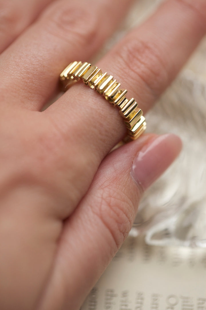 CHAPTER 1 DOUBLE TEXT RING IN 18K GOLD