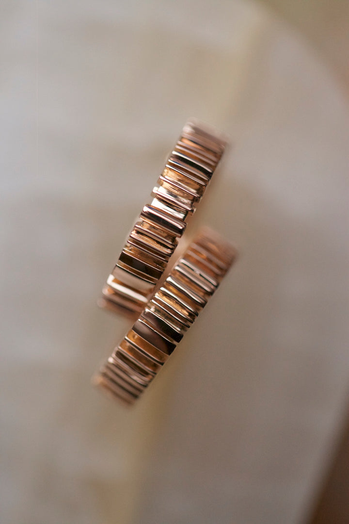 CHAPTER 1 DOUBLE TEXT RING IN 18K GOLD