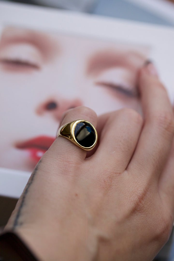 ELISABET SIGNET RING - IN SILVER