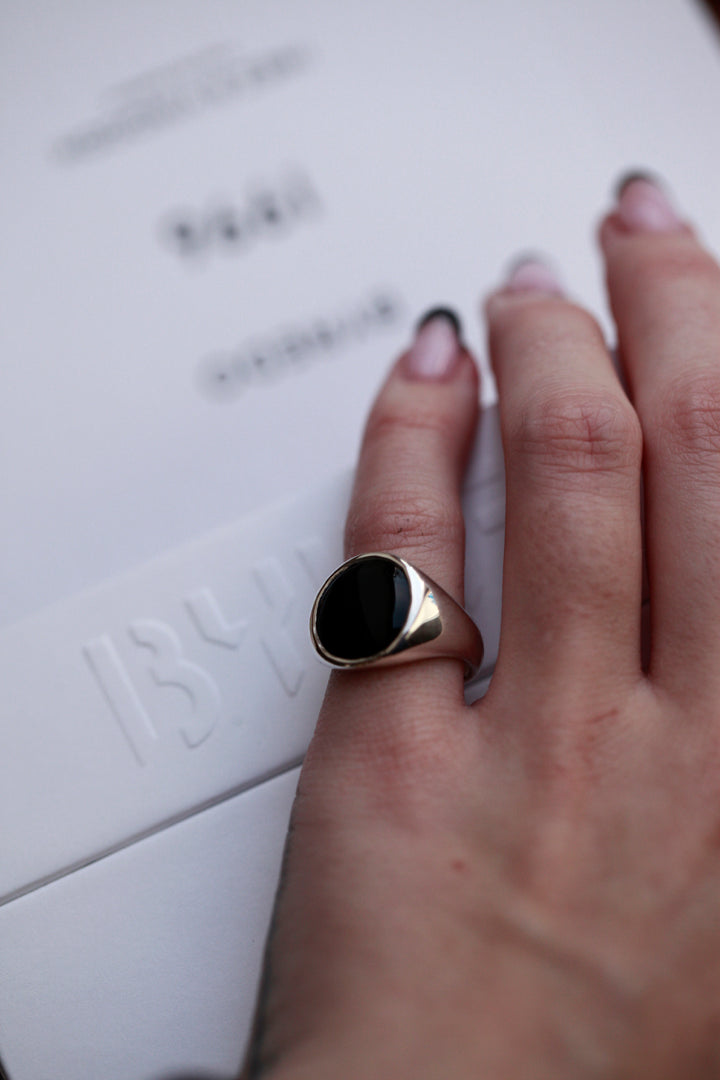 ELISABET SIGNET RING - IN SILVER