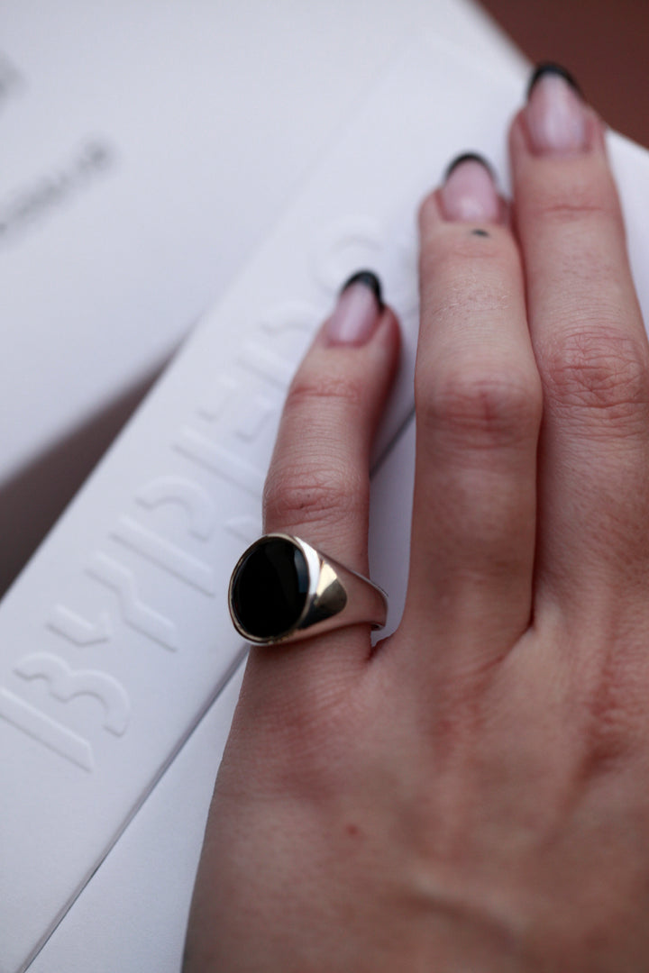 ELISABET SIGNET RING - IN SILVER