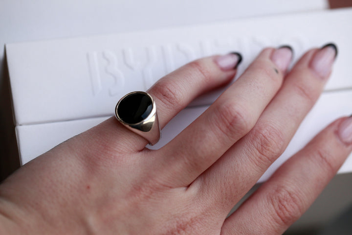 ELISABET SIGNET RING - IN SILVER