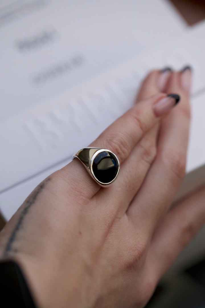ELISABET SIGNET RING - IN SILVER
