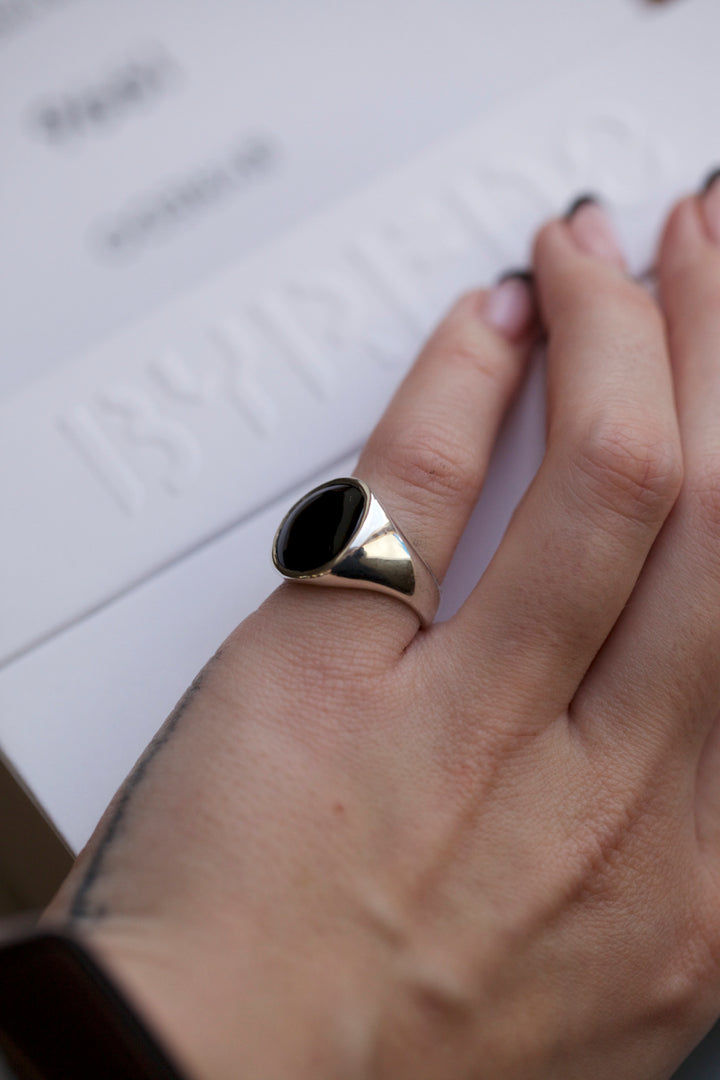 ELISABET SIGNET RING - IN SILVER