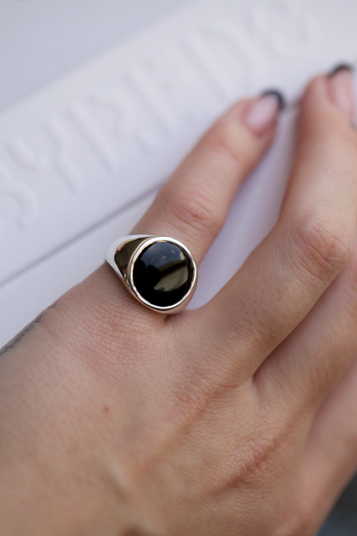 ELISABET SIGNET RING - IN SILVER