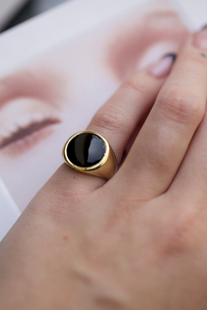ELISABET SIGNET RING - IN SILVER