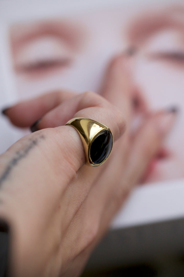 ELISABET SIGNET RING - IN SILVER