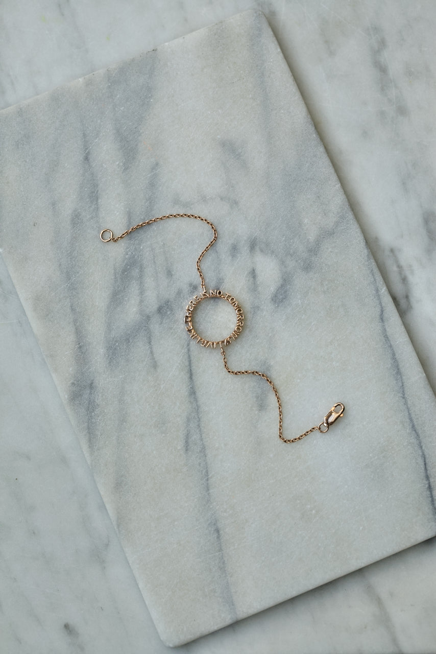 QUOTE BRACELET ON CHAIN IN SILVER