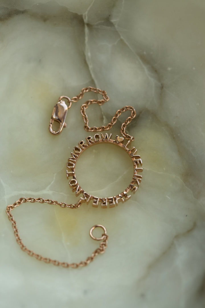 QUOTE BRACELET ON CHAIN IN SILVER