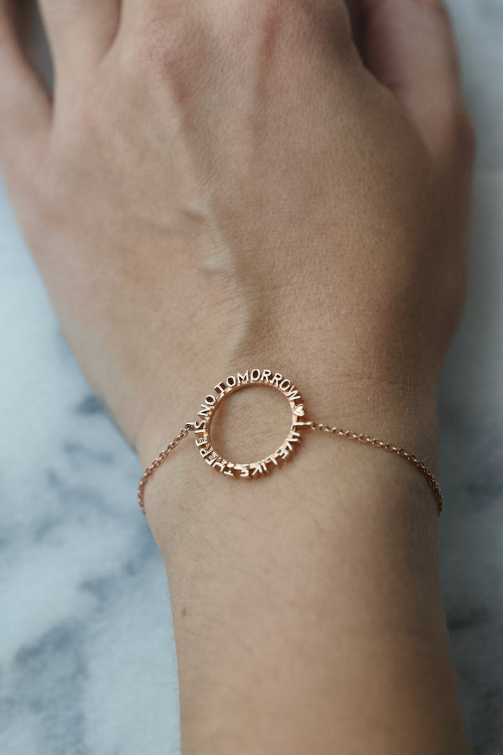 QUOTE BRACELET ON CHAIN IN SILVER